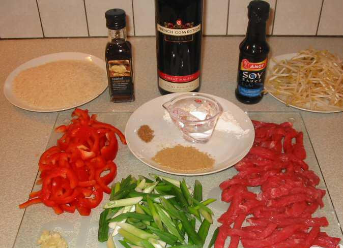 1. Этап. Тайская зажарка: 1. Нарезать по диагонали зеленый лук. Нарезать говядину очень тонкими кусочками, чтобы их приготовления заняло всего несколько минут.