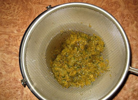 1. Этап. Варенье из одуванчиков для детей: 3. Полученный отвар оставьте настаиваться на сутки. Затем процедите через мелкое сито или дуршлаг. Выжмите из лепестков оставшуюся жидкость.