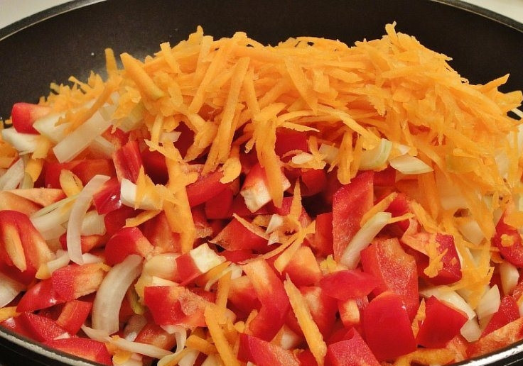 1. Этап. Икра из баклажанов и кабачков: Все нарезанные овощи складываем в глубокую сковородку в небольшое количество масла и обжариваем на среднем огне.