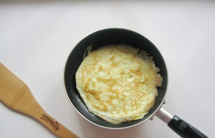 1. Этап. Корейская окрошка Кукси: Поджарьте на сковороде с обеих сторон.