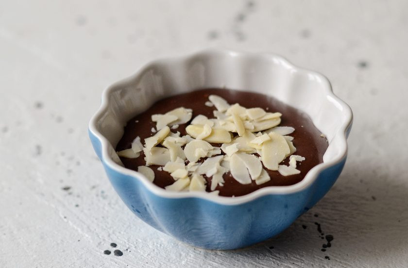 1. Этап. Шоколадный десерт без выпечки: Сверху посыпьте миндальными лепестками. Уберите десерт в холодильник на 1-1,5 часа.