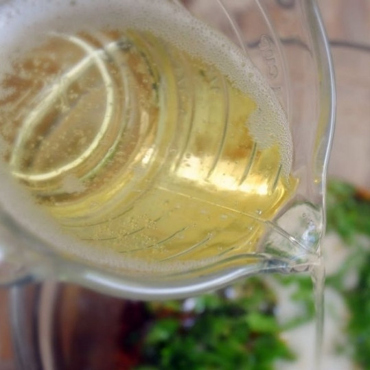 1. Этап. Куриные бедрышки, маринованные в пиве: Наконец, заливаем содержимое миски стаканом пива.