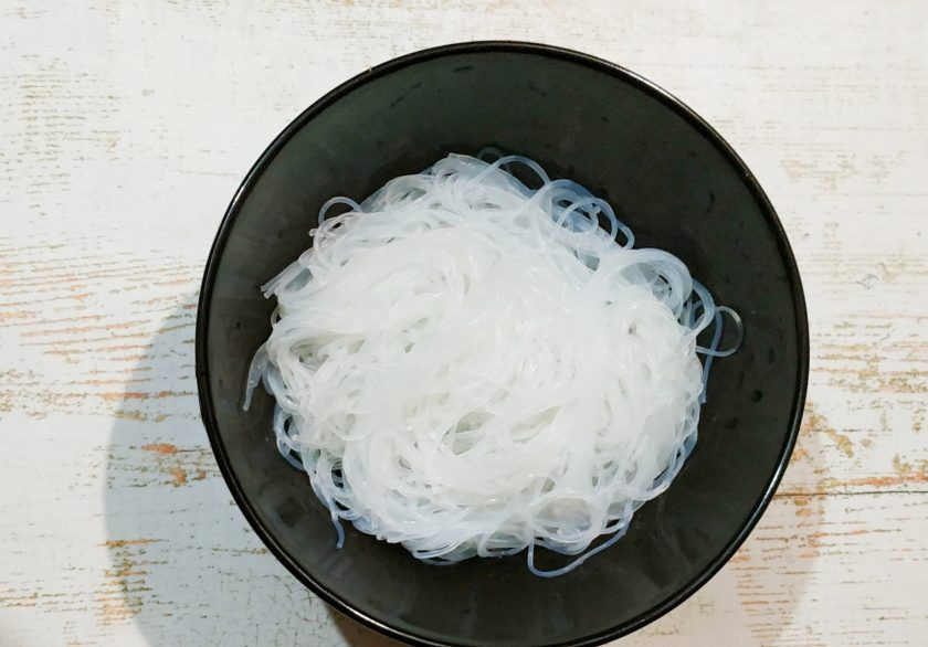 1. Этап. Ашлянфу: В идеале в блюдо нужно класть широкую лапшу из рисового крахмала, у меня ее не оказалось под рукой, я использовала тонкую. Замена конечно не идеальна, но к блюду подошла. Залейте ее кипятком на 15 минут.