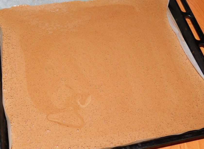 1. Этап. Торт Львенок: Готовое тесто вылейте на 3 противня, чтобы в итоге получилось 3 бисквитных коржа. Испеките их в духовке, разогретой до 180 градусов до готовности. На каждый противень уйдет примерно по 12-15 минут.