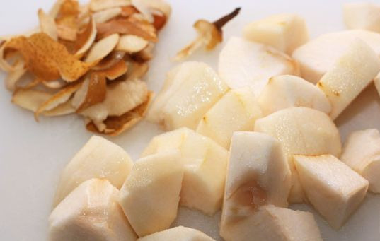 1. Этап. Варенье из груш в микроволновке: Моем груши в холодной воде, чистим, избавляемся от сердцевины, нарезаем кубиками.