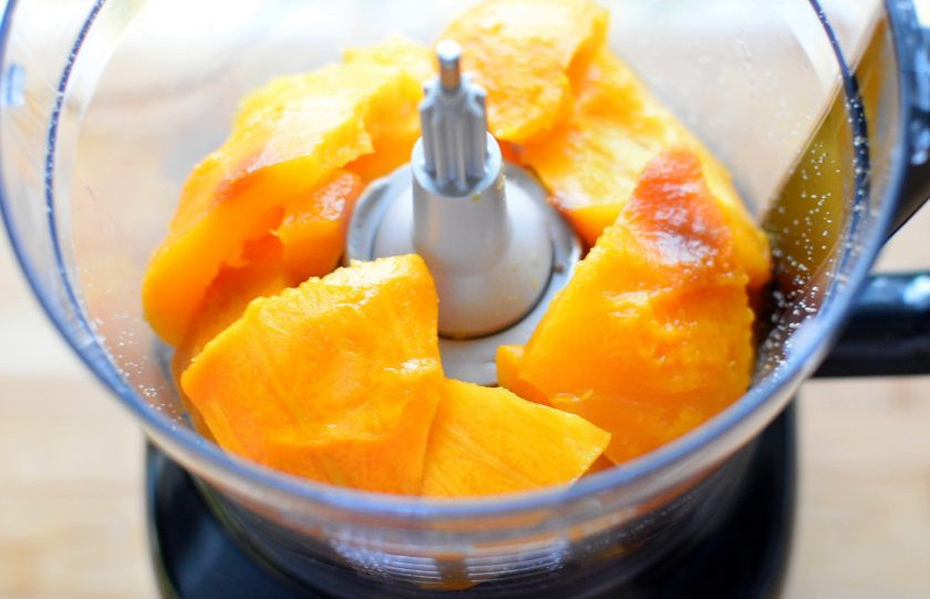 1. Этап. Тыквенный чизкейк без выпечки: Тыкву запеките в духовке до мягкости, присыпав немного сахаром. Теплую тыкву очистите от кожуры и пробейте блендером в пюре. Остудите.