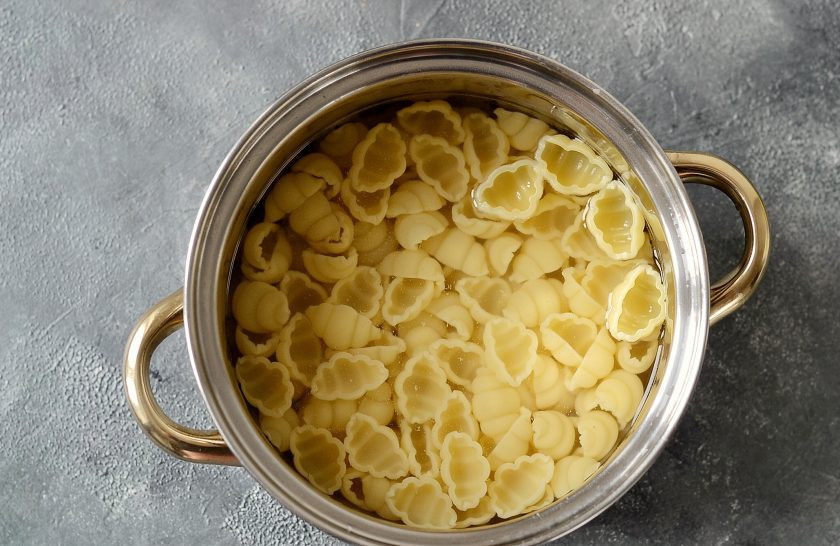 1. Этап. Паста Арабьята: Пасту отварите до состояния альденте.