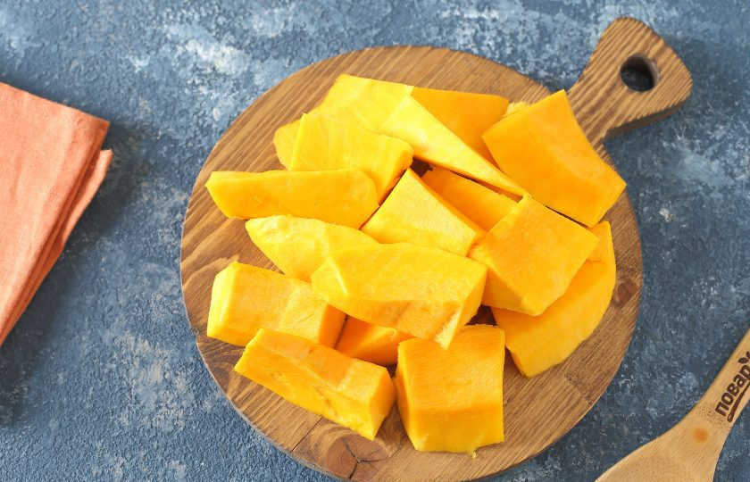 1. Этап. Пюре из тыквы без сахара на зиму: Затем удалите семечки, снимите шкурку и нарежьте тыкву подходящими кусочками, но не слишком крупно.