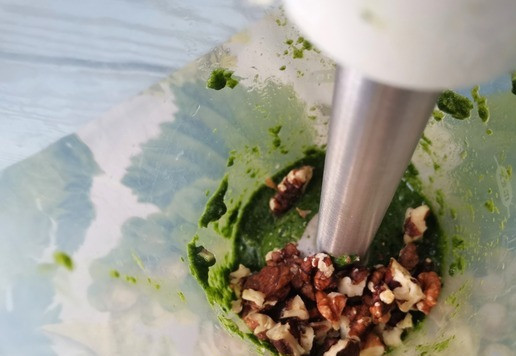 1. Этап. Ореховый соус со шпинатом: Затем поломать грецкие орехи, посолить, поперчить и снова пробить блендером до однородного состояния.