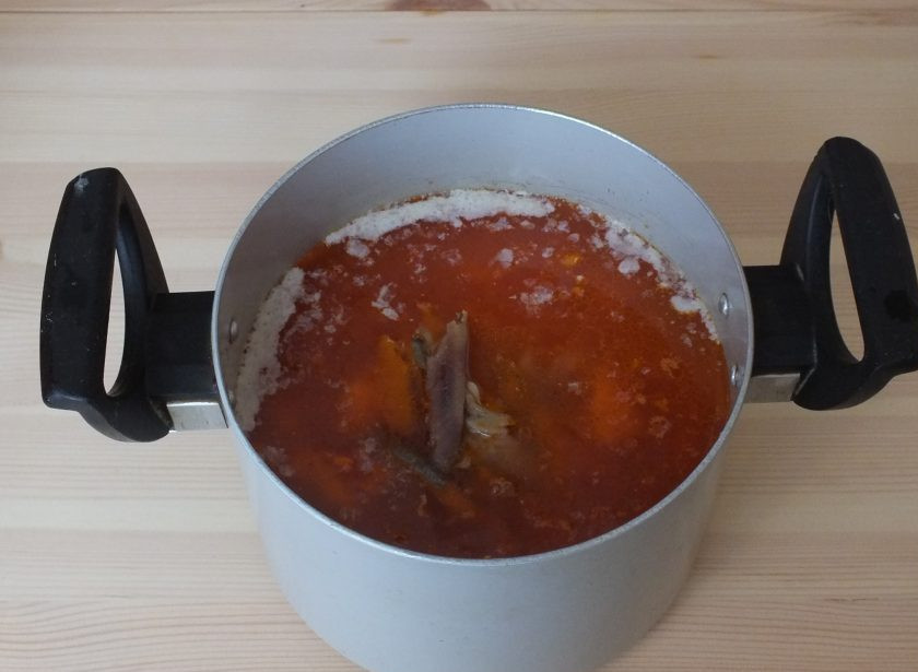 1. Этап. Рыбная солянка: 8. Когда картофель будет готов, введите отварную горбушу, очищенную салаку, лук с томатом. Доведите до кипения.
