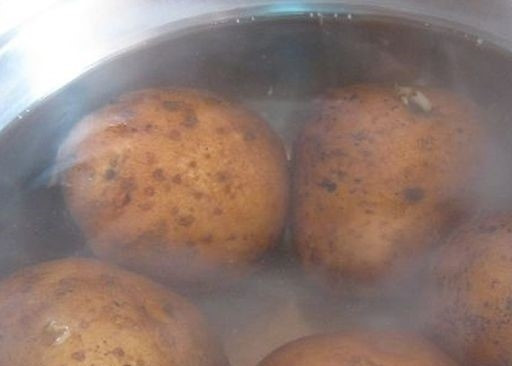 1. Этап. Салат со свеклой и свининой: 3. Отварите картофель до готовности. Охладите его.