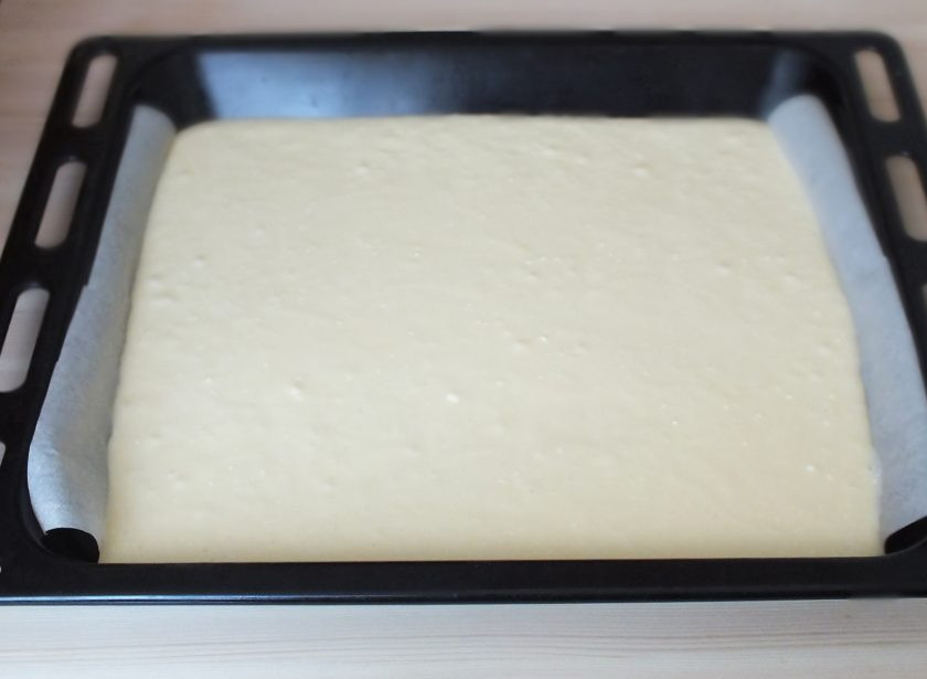 1. Этап. Торт Семистаканник: Подготовьте форму. Застелите пергаментом. Перелейте тесто и поставьте выпекаться на 20 минут при температуре 180 градусов.