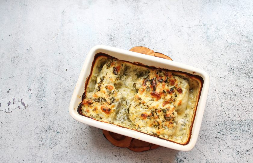 1. Этап. Минтай в сметане с маринованными огурцами: Форму с рыбой поставьте в горячую духовку и запекайте при температуре 180 градусов в течение 30 минут. Спустя время готовый минтай достаньте и сразу подавайте к столу.