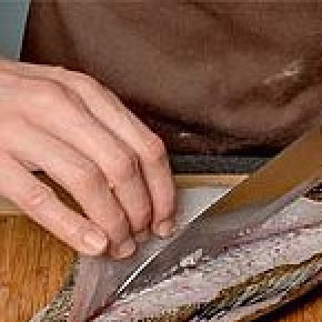 1. Этап. Рыба по-министерски: Рыбу почистить, выпотрошить и вымыть. Отделить филе от костей.