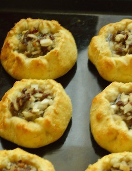 1. Этап. Вак бэлеш с рисом: Выпекаем в разогретой до 190 градусов духовке 45 минут. Через 15 минут после начала приготовления влейте в пирожки бульон.