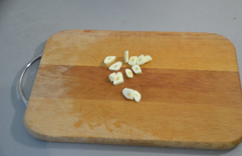 1. Этап. Овощное рагу в пакете для запекания: Чеснок измельчите.