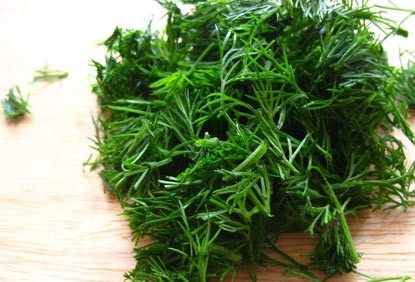 1. Этап. Салат из спаржи маринованной: Вымыть, обсушить и мелко нарезать укроп.