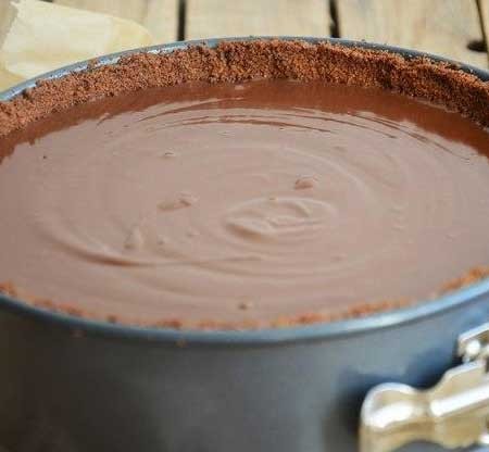 1. Stage. Caramel chocolate cake: In a larger bowl, mix the yolks with starch, powdered sugar and milk 4 tbsp. l Pour gelatin with cold water so that it swells. Pour the rest of the milk into the pan, add the broken chocolate and put on a small fire, heat until the chocolate has completely melted. Then slowly add the egg mixture to the milk, stirring constantly. Remove from heat and add the swollen gelatin. Mix until gelatin is completely dissolved, cool and pour on a layer of caramel, refrigerate overnight.