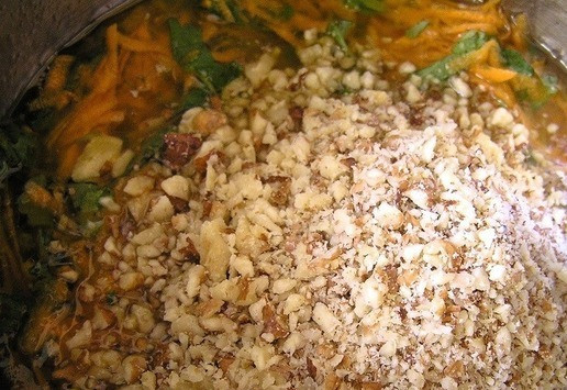 1. Этап. Мятный морковный пирог с грецкими орехами: Добавьте измельченные орехи, перемешайте.