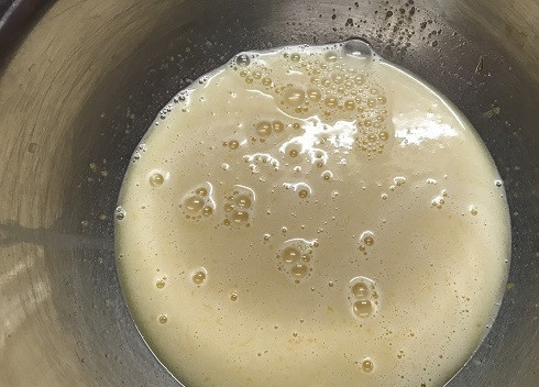 1. Этап. Яблочный кекс с шоколадом: Вводим остывшую молочно-масляную смесь к яйцам и перемешиваем до полного растворения сахара.