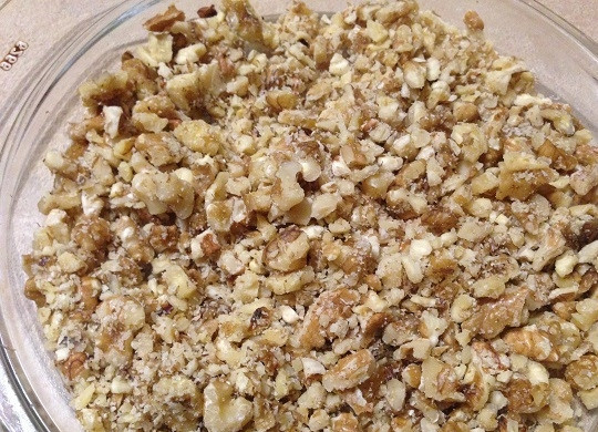 1. Этап. Шоколадная Кармелита: 6. Орехи измельчим скалкой. И совсем не обязательно измельчать их до состояния крошки, будет интереснее, если кусочки орехов будут разного размера.