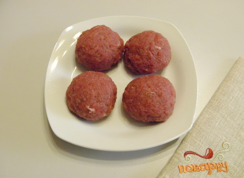 1. Этап. Котлеты под грибным соусом: Столовой ложкой набирайте фарш, руками лепите котлеты, форму можно сделать любой: овальной, плоской, шариками и т.д.