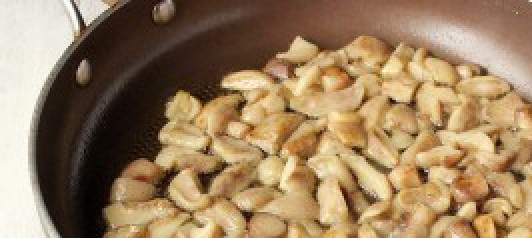 1. Этап. Грибной суп из маслят: Обжариваем маслята на сковороде, чтобы ушла вся жидкость.