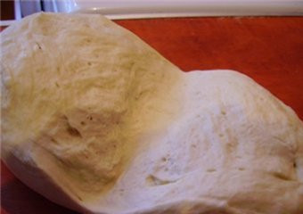 1. Этап. Тесто на сыворотке для пирожков: 4. Месим тесто, постепенно домешивая к нему растительное масло, пока оно не станет эластичным.