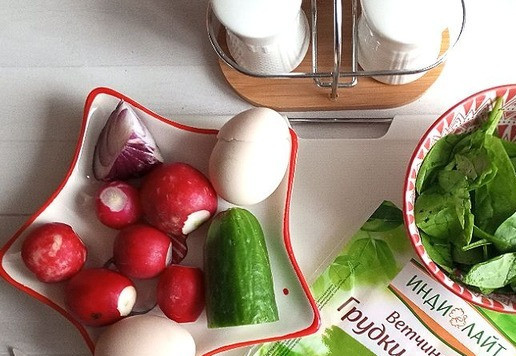 1. Этап. Салат-коктейль с ветчиной: Готовим продукты для салата. Яйца нужно сварить вкрутую.