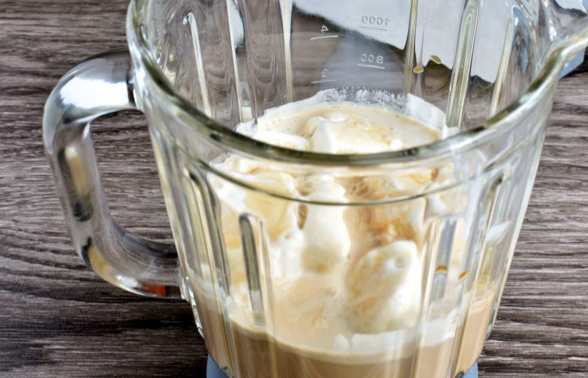 1. Этап. Коктейль «Бодрость»: В блендер выложите мороженное, влейте холодный кофе и охлажденное молоко. Добавьте сироп шиповника или любой другой по вкусу.