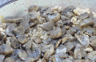 1. Этап. Капустная запеканка с фаршем и грибами: Шампиньоны нарежьте пластинками и обжарьте на 2 ст. л. растительного масла. Если есть порошок из сухих лесных грибов, добавьте 1 ч. л. Перемешайте и жарьте минут 5. В форму для запеканки выложите половину капусты, затем фарш, сверху грибы.