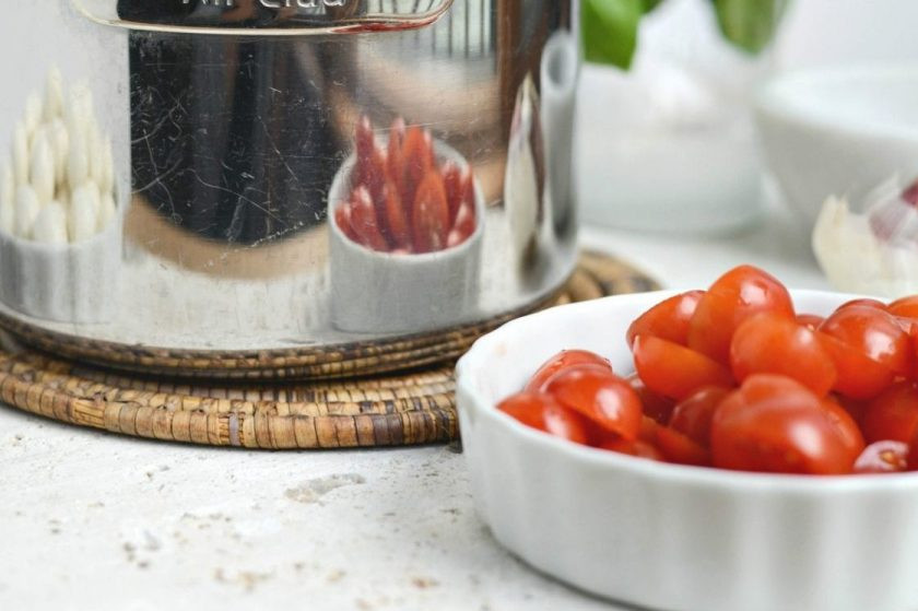 1. Этап. Салат Капрезе с кускусом: 3. Помидорки нарежьте половинками. Базилик измельчите.