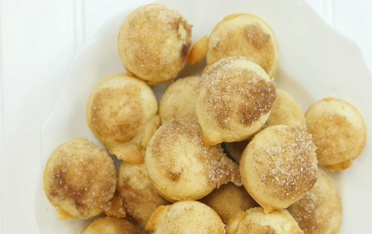 1. Этап. Маффины на завтрак: 7. Готовые маффины выложите на решетку на столе и еще горячими окуните верхушкой в растопленное масло, а потом – в сахар с корицей. Дайте им слегка остыть, подавайте на стол. Приятного аппетита!