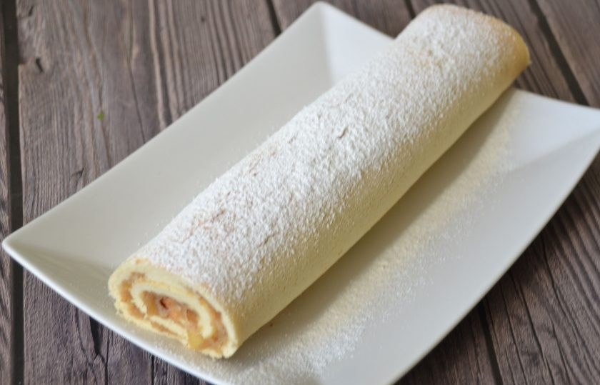 1. Этап. Бисквитный рулет с яблоками: После того, как рулет остынет до комнатной температуры, срежьте кромки, посыпьте сахарной пудрой.