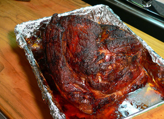 1. Этап. Запеченное мясо в духовке: Запекайте свинину еще три часа при 130-140 градусах под крышкой или укрыв фольгой, а последние 20 минут добавьте огня и запекайте до красивой корочки.