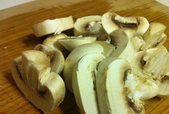 1. Этап. Жареные грибы с помидорами: 4. Грибы (а в рецепт приготовления жареных грибов с помидорами можно использовать любые по вкусу грибочки) вымыть, обсушить и нарезать не очень толстыми ломтиками.