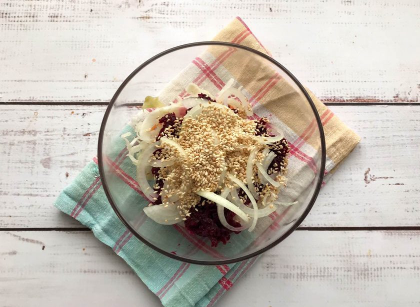 1. Этап. Салат Осенняя сказка: Всыпьте кунжут.