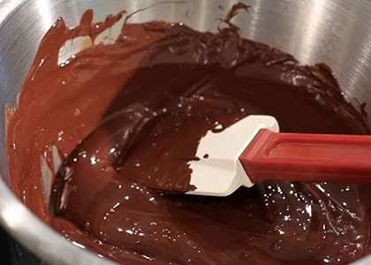 1. Этап. Шоколадный торт Шарлотта: Шоколад растопите на водяной бане.