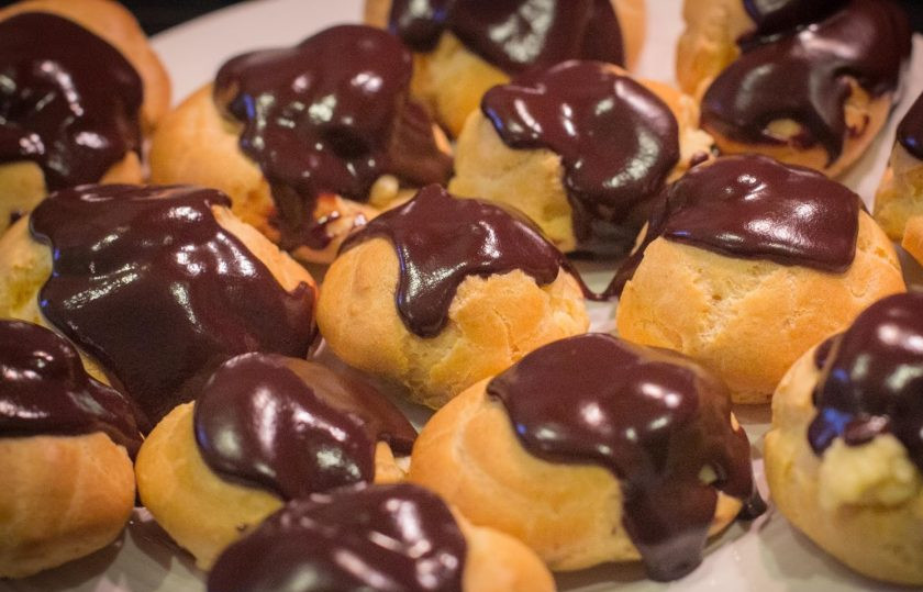 1. Этап. Профитроли с творожным кремом: По желанию можно украсить профитроли топленым шоколадом. Приятного чаепития!