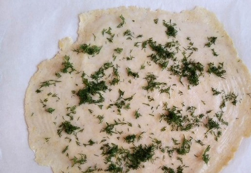 1. Этап. Чечевично-злаковые лепёшки с зеленью: Смажьте растопленным сливочным маслом, посыпьте укропом.