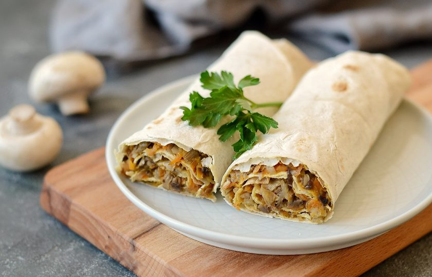 1. Этап. Постные начинки для лаваша: Скатайте лаваш рулетом. Подсушите на сухой сковороде. Разрежьте лаваш на 2 или 4 части. Приятного аппетита!