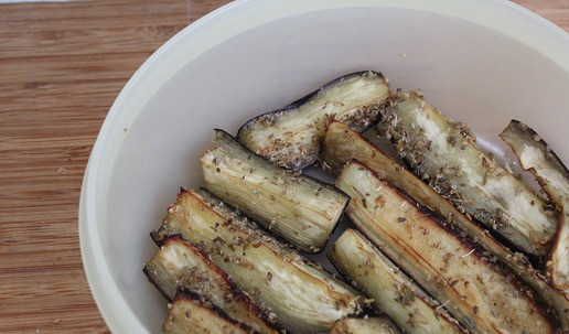 1. Этап. Баклажаны от Nigella Lawson: Готовить баклажаны до золотистого цвета. У меня это 15 минут - духовка газовая, нагрев снизу, ставила на вернюю полку.