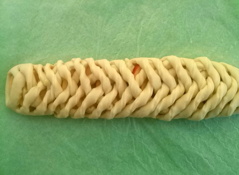 1. Этап. Сдобная плетенка с яблоками: В конце красиво подогните края под низ плетенки. Накройте полотенцем и оставьте подходить на 15 минут. Тем временем нарежьте второе яблоко и заплетите вторую плетенку.