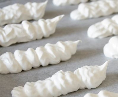 1. Этап. Воздушное безе: 3. Берем кондитерский мешок, выкладываем туда безе и выдавливаем на лист для выпекания (противень я обычно устилаю пергаментной бумагой).