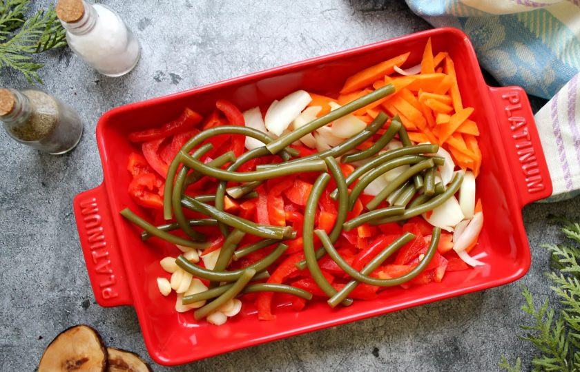 1. Этап. Папоротник с курицей: Овощи порежьте соломкой, посолите, поперчите и полейте маслом после курицы, перемешайте. Выложите сверху папоротник.