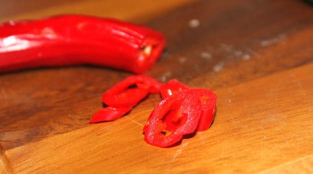 1. Этап. Маринад для лосося в духовке: Перец нарезаем тонко. Осторожно! После нарезания глаза не потираем руками! Острое я кладу по своему вкусу, достаточно много.