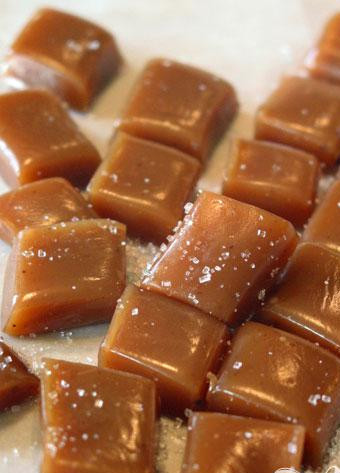 1. Этап. Морская карамель: 4. Используя фольгу, вытащить карамель из формы. Смазать маслом поварской нож и порезать карамель на 2,5-сантиметровые кубики.