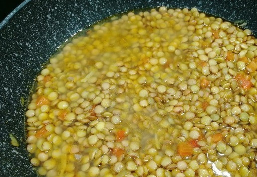 1. Этап. Чечевица с карри: Добавить чечевицу. Залить теплой водой так, чтобы вода была чуть ниже уровня чечевицы. У меня получилось ~ 250 мл. воды. Не солить! Довести до кипения при сильном нагреве, потом убавить t и варить без крышки при кипении (чуть меньше среднего) до почти полного выкипания воды и готовности чечевицы. Перемешивать часто не надо (1-2 раза), чтобы сохранить целостность чечевицы.