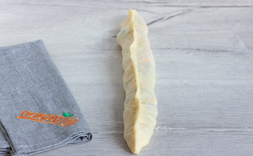 1. Этап. Гуль-ханум с тыквой и курицей: Хорошо защипните тесто по всей длине.