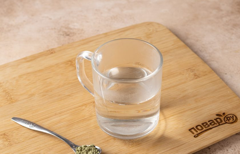 1. Этап. Матча чай: Вскипятите воду. Затем немного остудите ее примерно до 80 градусов.